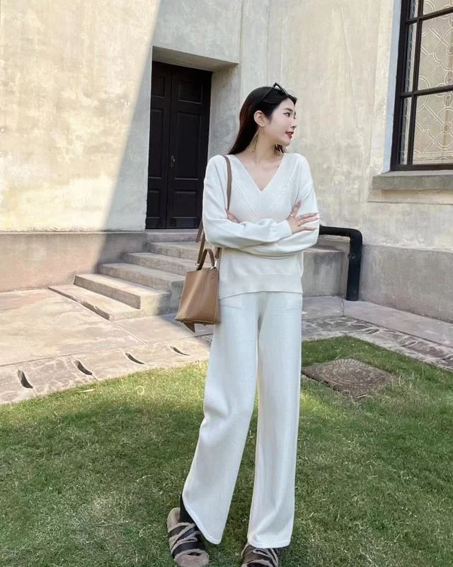 Korean style knitted suit for women in autumn and winter, lazy style, loose v-neck casual sweater, high-waisted wide-leg floor-sweeping pants, two-piece set